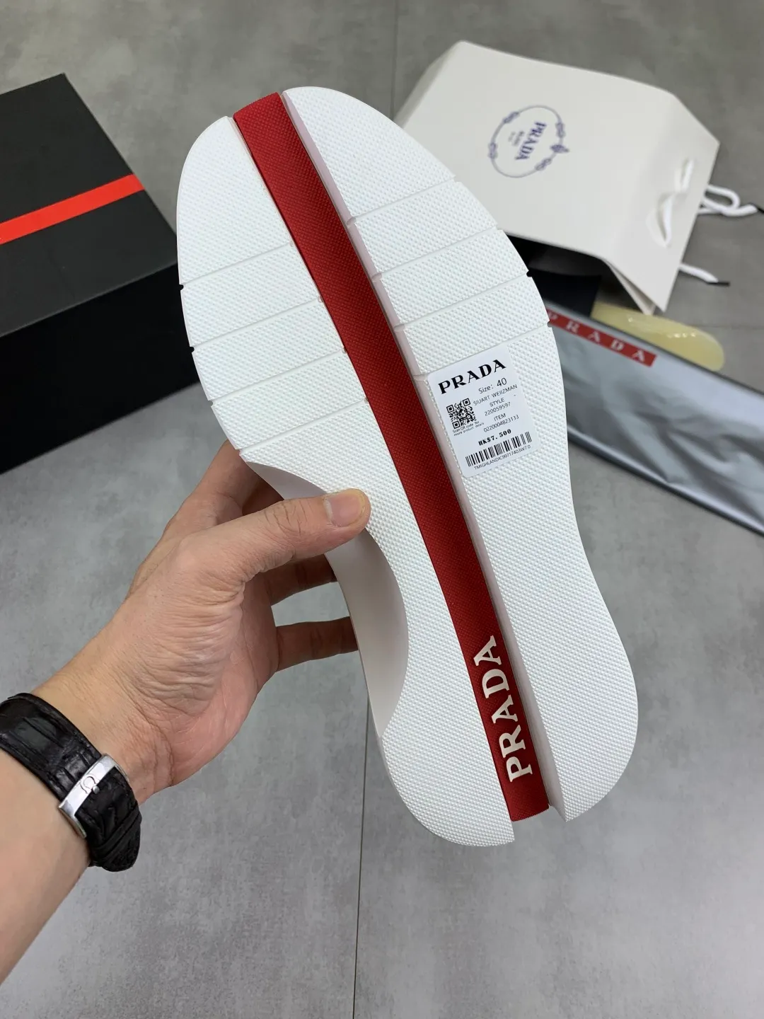 Men's shoes 💰P600💰[New model] The top version is available on the official website, 🆘 The trendy brand (Prada) mainly promotes the popular model, avant-garde and versatile fashionable men's shoes, private version mold opening, cowhide surface splicing 1:1.. Fashionable and simple, original imported cowhide lining cowhide feet; the atmosphere and personality are more fashionable, eye-catching and pursuing class. It will subvert the old idea and be a must-have for fashion trendsetters with you! Must keep it for yourself! Tall and comfortable, large and low, high-end quality workmanship. The new high-end outsole on the official website. Size: 38-45. Available in black and white.